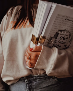 New Adult Autorin Laurie Jixon mit Bild von den ausgedruckten Manuskripten der Love Reihe.