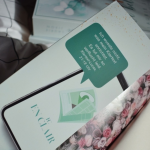 Innenklappe des curvy New Adult Romans All the words we believe: Handy mit Nachricht von "Klartext-Lucas": Es tut mir so verflucht leid, ich wusste nicht, was mein Klartext anrichtet.