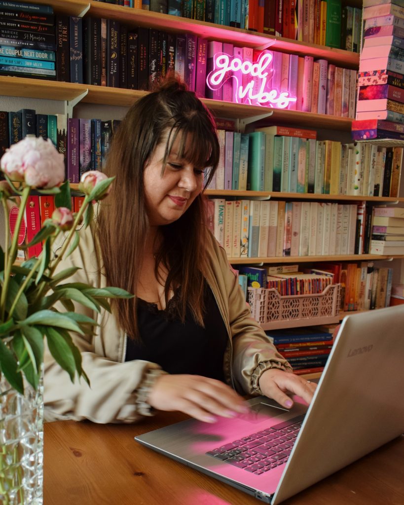 New Adult Autorin Laurie Jixon arbeitet am Laptop an ihrem neuen Buch