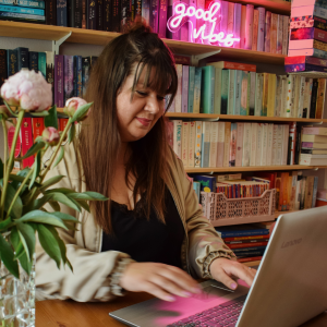 New Adult Autorin Laurie Jixon vor ihrem Bücherregal