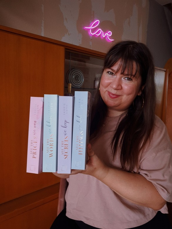 Laurie Jixon mit ihren Büchern